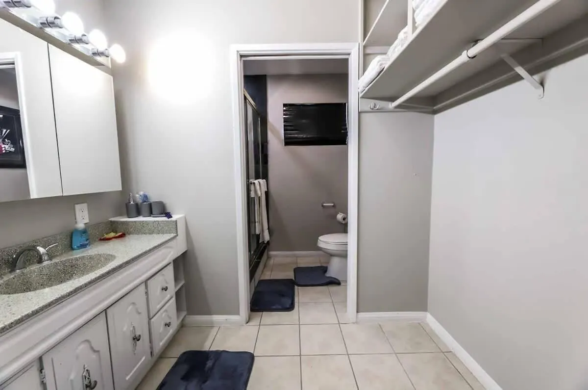 Urban Retreat Near Iconic Las Vegas Attractions 0*,